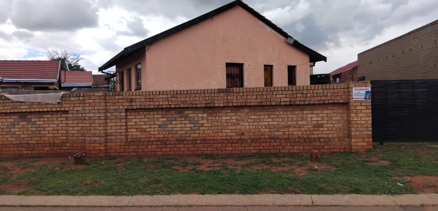 Three bedroom house in Vosloorus EXT 2