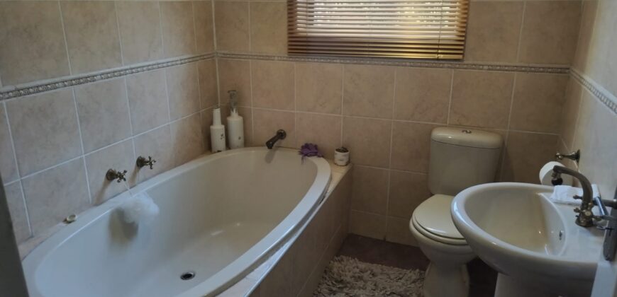 Three bedrooms house in Naturena