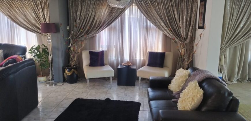 Three bedrooms house in Naturena