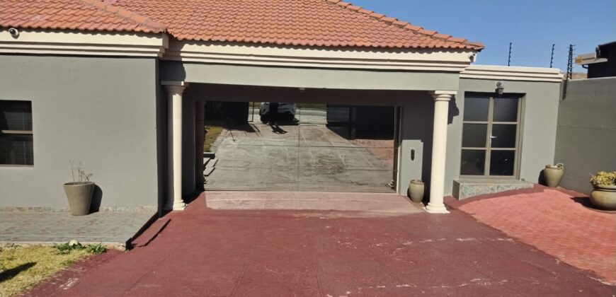 Three bedrooms house in Naturena