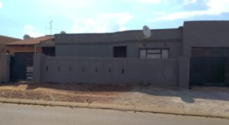 3 Bedroom House Gardens, Katlehong