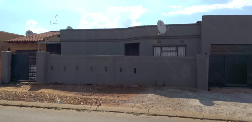 Incredible Investment & Family Home in Gardens, Katlehong